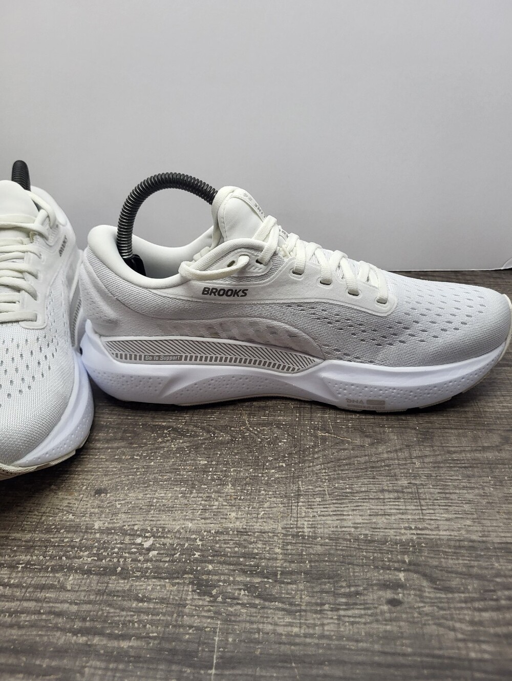 Brooks Adrenaline GTS 24 White Alloy 1204261B148 Women’s Size 9 Running Shoe - Picture 3 of 10